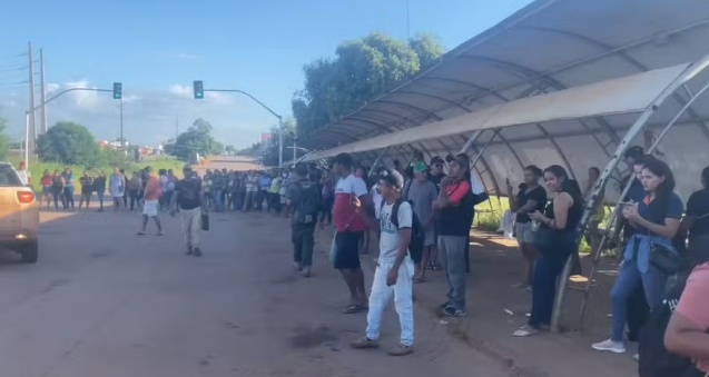 Usuários do transporte público bloqueiam avenida em Palmas em protesto por superlotação e atrasos