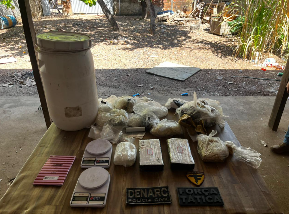 Polícia Civil encontra casa bunker com drogas e prende dois suspeitos de ligação com facção criminosa em Palmas