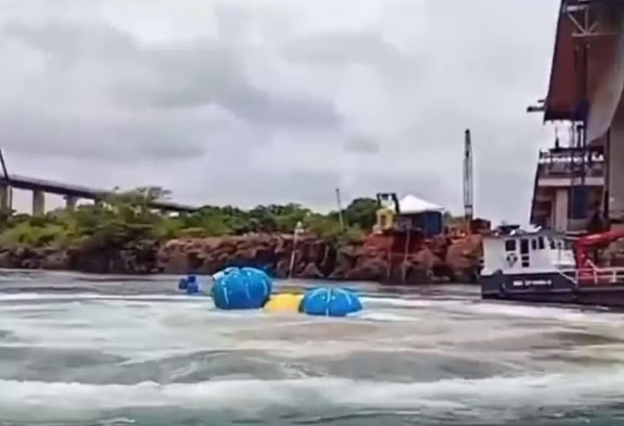 Após 9 meses, caminhão que caiu com ponte entre TO e MA é içado do rio