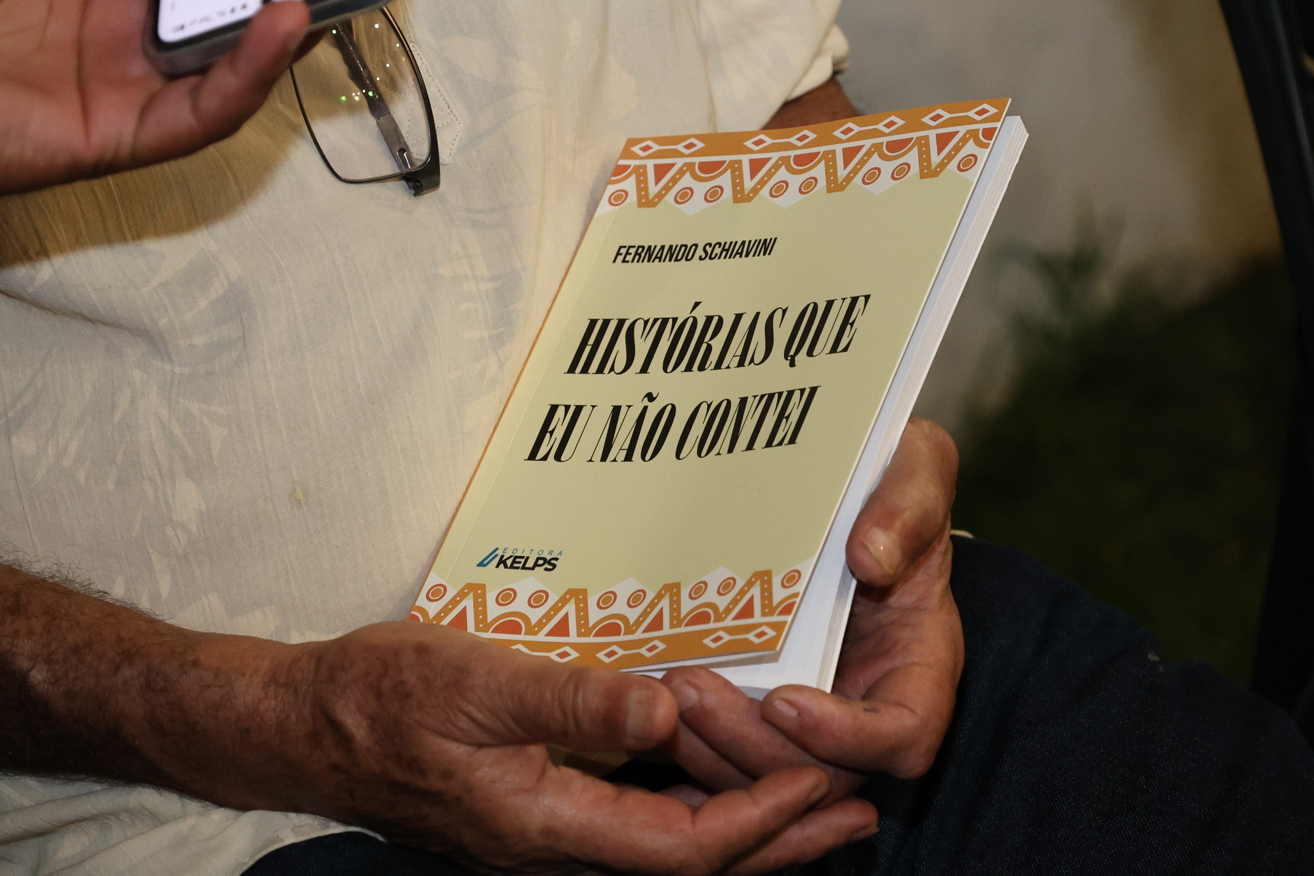 Em noite de celebração, livro “Histórias que eu não contei” é lançado em Taquaruçu