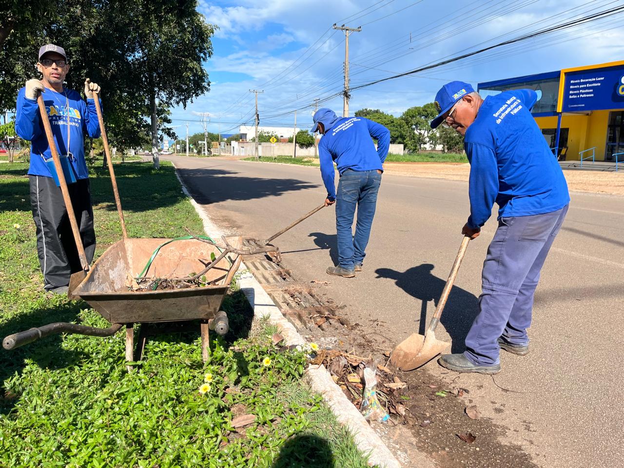 Prefeitura de Palmas faz força-tarefa contra alagamentos com limpeza de bueiros