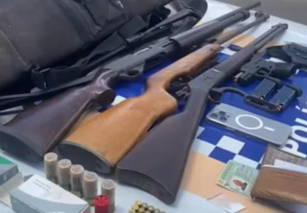 Ex-companheira é sequestrada e agredida; suspeito tinha arsenal em casa