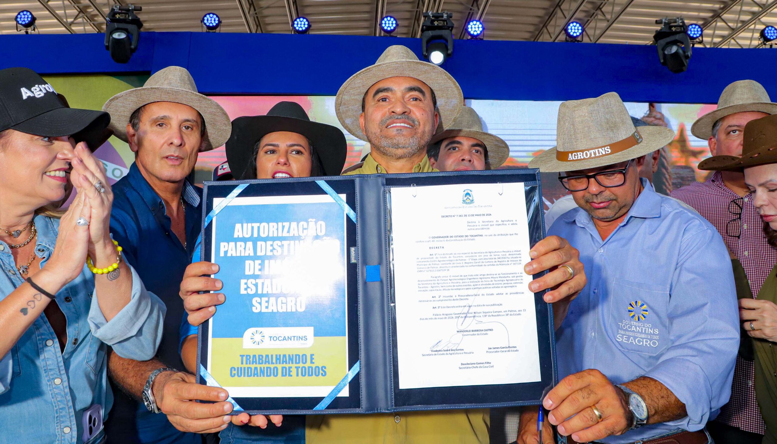 F3-Gov-Wanderlei Barbosa assinou medida que destina à Seagro a gestão da área do Parque Agrotecnológico e o projeto de lei que regulamenta e simplifica licenciamento ambiental-ft-Antonio Gonçalves (1) Governador Wanderlei Barbosa abre Agrotins 2026 com anúncio de medidas para impulsionar o setor produtivo e entrega de títulos definitivos