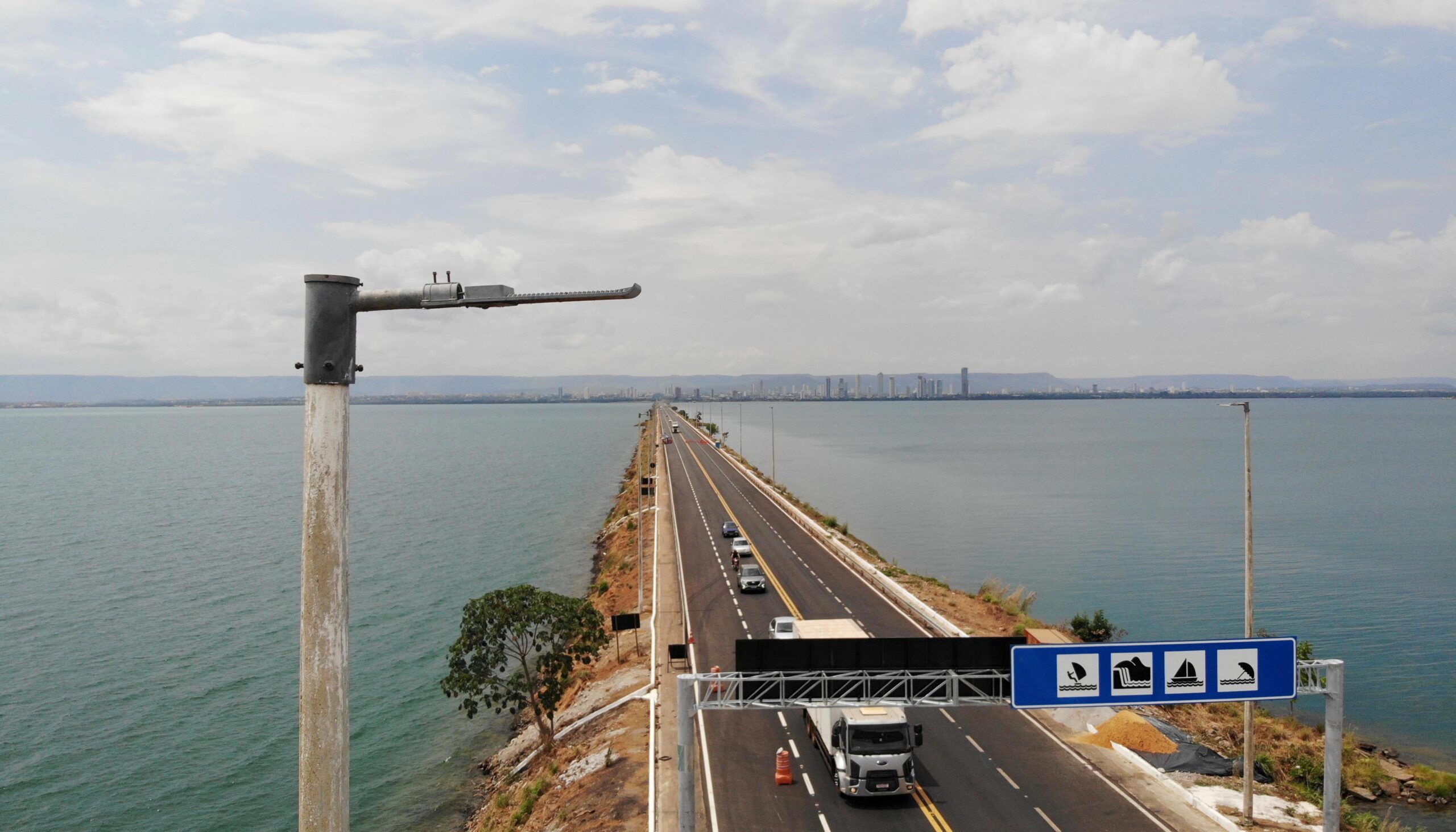 F1-Nova estrutura contará com placas fotovoltaicas instaladas nos postes e baterias integradas à própria estrutura-Foto Adilvan Nogueira-Secom Ponte Governador José Wilson Siqueira Campos terá novo sistema de iluminação com energia solar