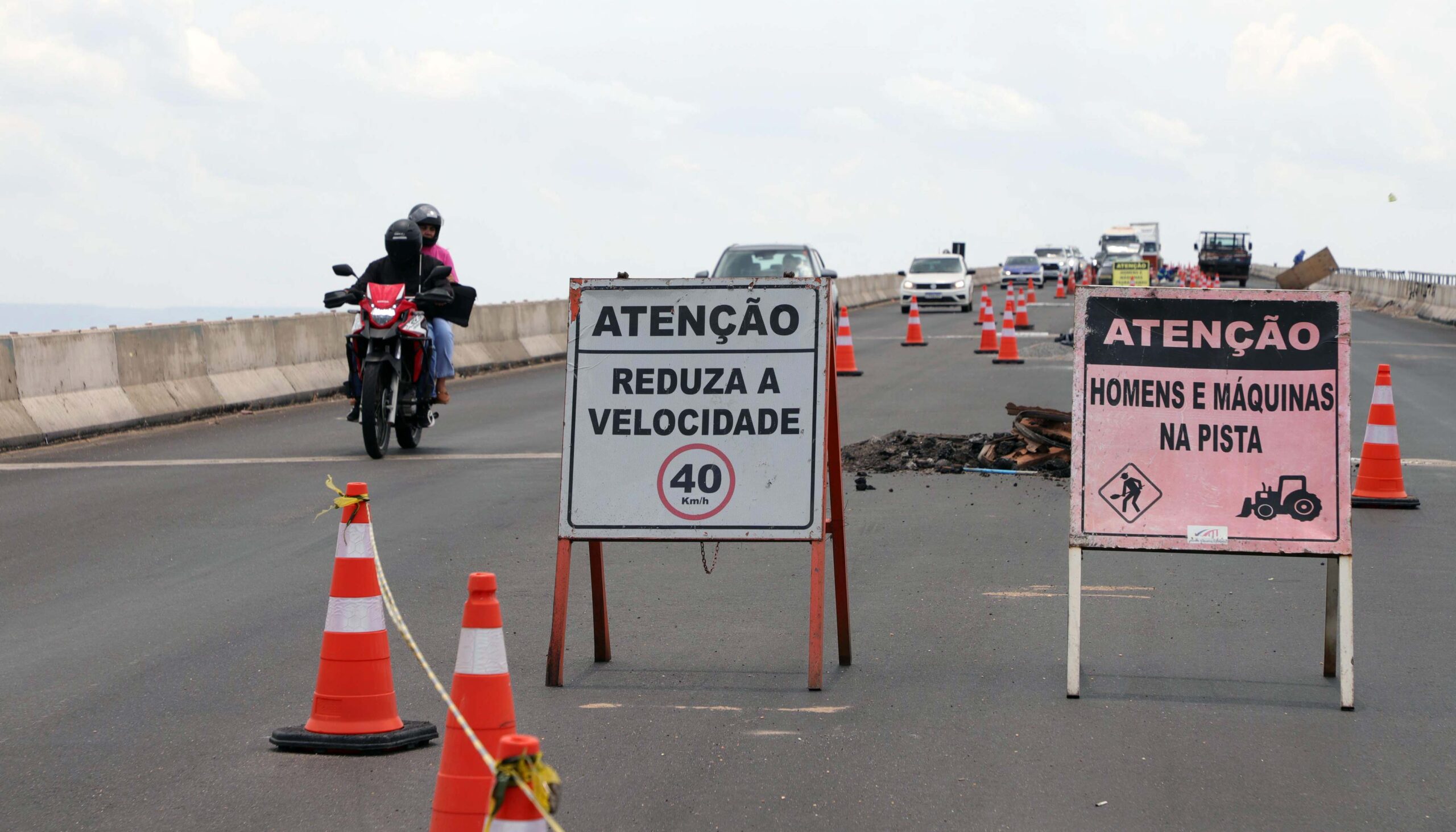 F3-Sinalização - Placas, cones e dispositivos de controle de velocidade orientam a circulação de veículos durante a execução das obras.ft-Adilvan Nogueira Obras na ponte entre Palmas e Luzimangues exigem atenção redobrada dos motoristas